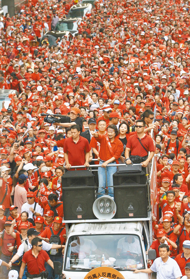 前民进党主席施明德（指挥车，中）曾发起百万人民反贪倒扁运动，「红衫军」静坐凯道，要求陈水扁下台。（本报资料照片）