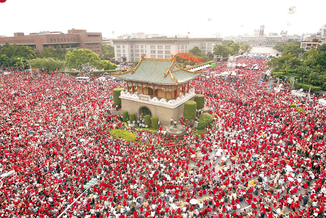 前民进党主席施明德发起百万人民反贪倒扁运动，「红衫军」静坐凯道，要求陈水扁下台。（本报资料照片）