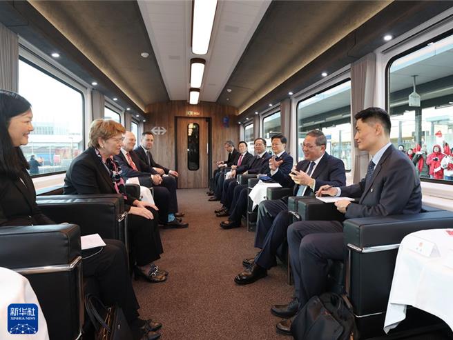 當地時間1月14日下午，大陸國務院總理李強與瑞士聯邦總統阿姆赫德共同乘專列自蘇黎世前往瑞士首都伯恩。（圖／新華社）