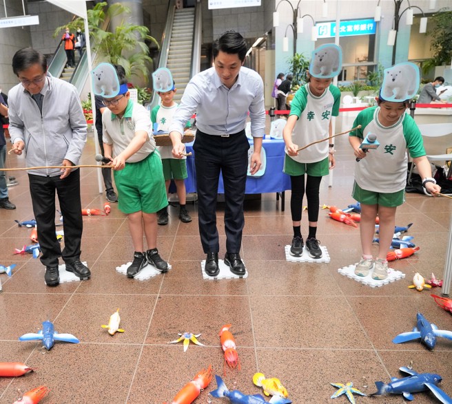 教育局将预计3年投入12亿全面更新普通教室，打造以学生为学习中心的空间，营造自主探索学习的环境。图/台北市政府提供