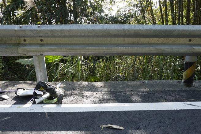 张姓男子骑红牌机车失控自撞路旁护栏，张男跌落5公尺边坡，护栏有明显撞击痕迹。（中埔分局提供∕吕妍庭嘉义传真）