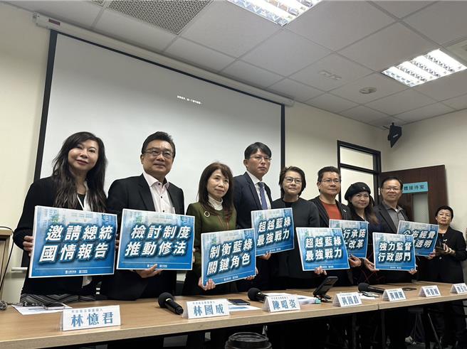 民眾黨團8名立委當選人黃珊珊、黃國昌、陳昭姿、林國成、吳春成、麥玉珍、林憶君、張啟楷出席記者會，說明未來國會議事運作之原則，以及關於選舉立法院正副院長立場。（楊亞璇攝）