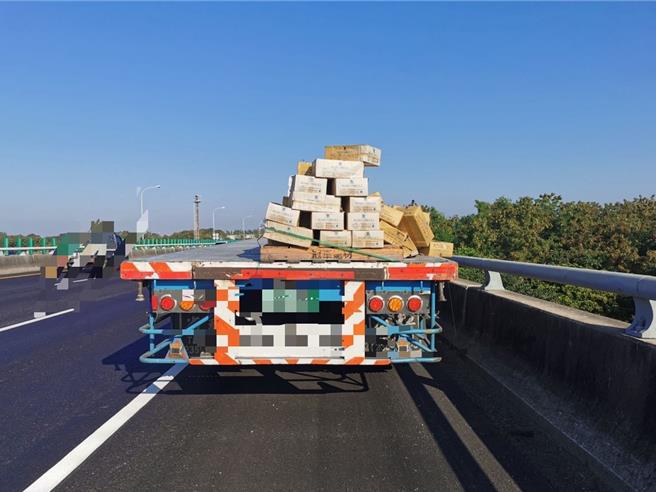 65岁陈姓男子于15日上午8时30分驾驶营业半联结车（见图）行经国道1号北向336.2公里路竹路段，他因为没有确实綑绑好车上的货品磁砖，导致大批磁砖散落在高速公路中线及外侧车道。（翻摄照片／林瑞益高雄传真）