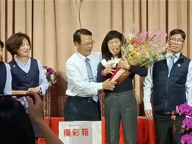 大雅區農會總幹事林國永將屆齡退休，大雅區農會14日舉辦尾牙，員工相繼上台獻花。（陳淑娥攝）