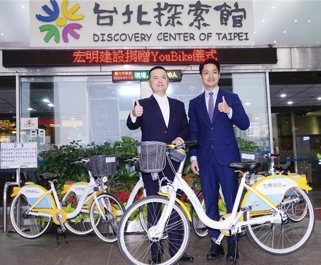 台北市长蒋万安（右）15日上午出席YouBike捐赠仪式，并于会前接受媒体访问。被问到是否有可能与台中市长卢秀燕搭檔参选2028年总统大选？蒋万安无奈表示，自己才当台北市长1年而已，大家好像都很急着帮他找工作。（台北市政府提供／丁上程台北传真）