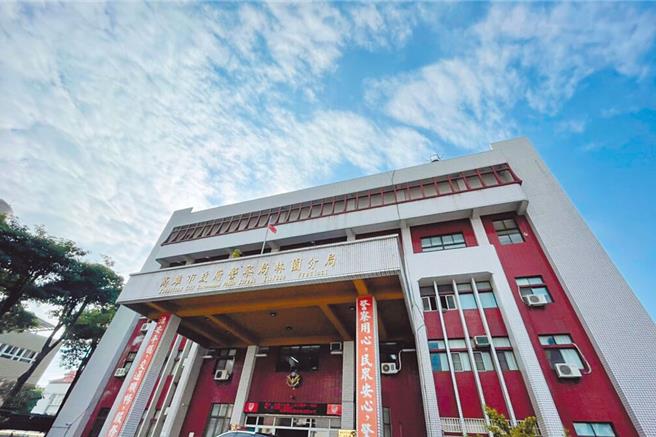 高雄市大寮区光明路三段一处农田15日上午遭民眾发现，一具男尸陈尸农地工寮外，警消获报赶抵现场，救护人员发现男子已经死亡多时，警方鑑识人员目前正在现场採证，男子死因仍待厘清。（本报资料照片）