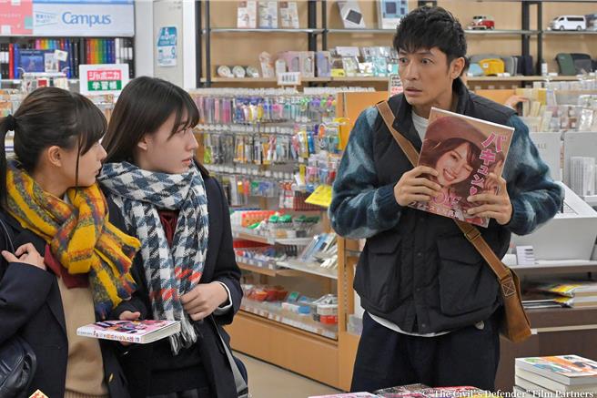 玉木宏（右）在书店探听女高中生对于自己作品的看法，被当作怪大叔。（Hami Video提供）