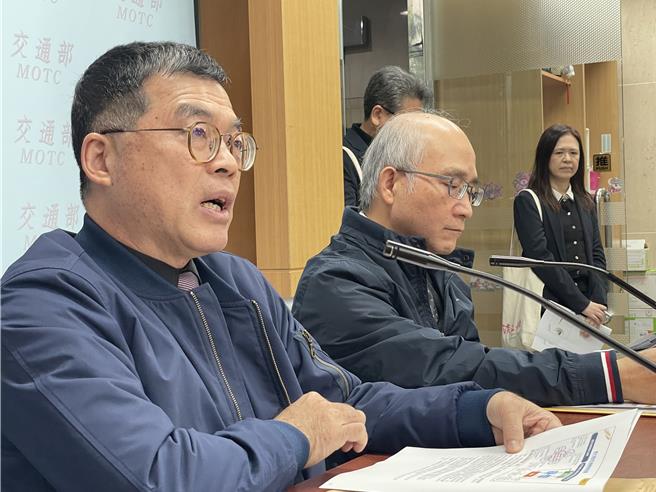 交通部運輸研究所長林繼國（左一）說明去年施政成果及今年工作目標。（蔡亞樺攝）