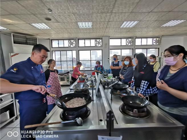 新竹市中餐服務人員職業工會辦理的「勞工自主學習計畫─台灣特色中式料理訓練班第02期」近日結業。（陳育賢攝）