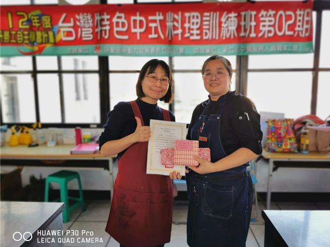 新竹市中餐服務人員職業工會辦理的「勞工自主學習計畫─台灣特色中式料理訓練班第02期」近日結業。（陳育賢攝）