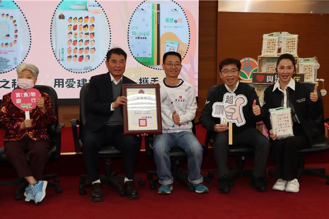 苗栗縣長鍾東錦感謝雲吉資本捐贈愛心米。（苗栗縣政府提供／李京昇苗栗傳真）