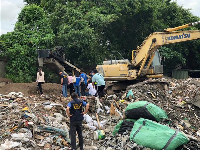废弃物非法集团与地主、土尾仲介配合，以合法掩饰非法，在云林县13乡镇倾倒、回填营业废弃物，造成全县过半乡镇的农地、鱼塭遭污染，云林地检署15日表示共查获董姓主嫌等50余人，向法院声押9人获准，全案于日前提起公诉。（云林地检署提供／张朝欣云林传真）