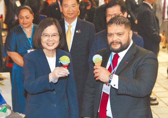 諾魯今宣布與我國斷交圖為該國前總統昆洛斯去年訪問期間與總統蔡英文之合影。（中時資料照）（飲酒過量，有礙健康）