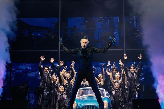 張學友身穿全黑皮衣率領舞者在演唱會上氣勢登場。（環球音樂提供）