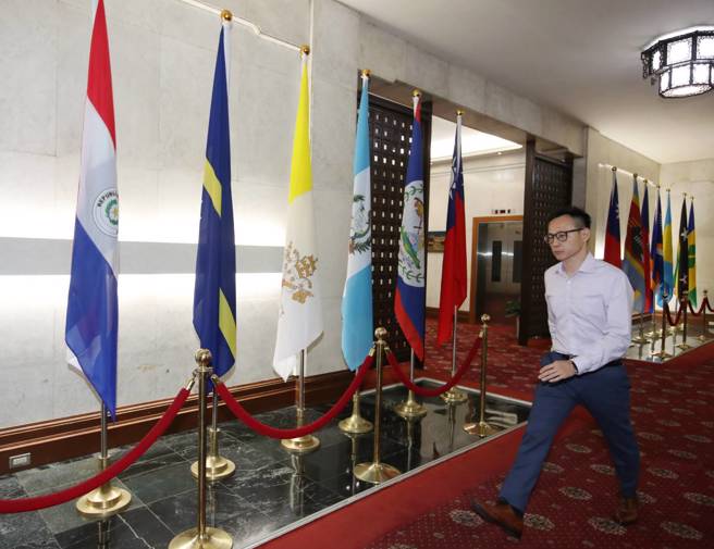 外交部15日举行记者会，外交部次长田中光宣布中华民国与诺鲁共和国断交。记者会前，诺鲁共和国的国旗（左二）还陈列在外交部大厅。（刘宗龙摄）