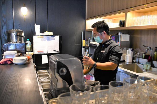 满玥轩餐厅提供中高龄者工作机会，让壮世代就业者有一个发挥的舞台。（图／劳动部劳动力发展署南分署）