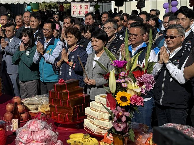 台中市长卢秀燕15日上午出席北屯国民暨儿童运动中心上梁典礼，为工程祈福。（潘虹恩摄）