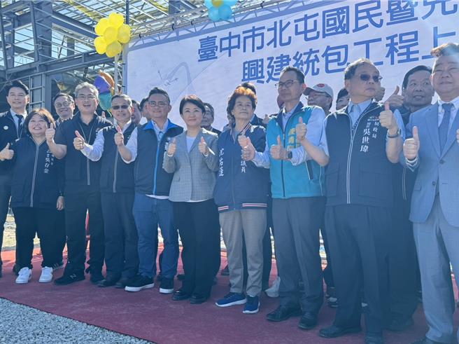 台中市北屯区人口突破30万，市府斥资8亿7841万元打造「北屯国民暨儿童运动中心」，15日上午举办上梁典礼，台中市长卢秀燕（右武）与多位民代、乡亲到场共襄盛举。（潘虹恩摄）
