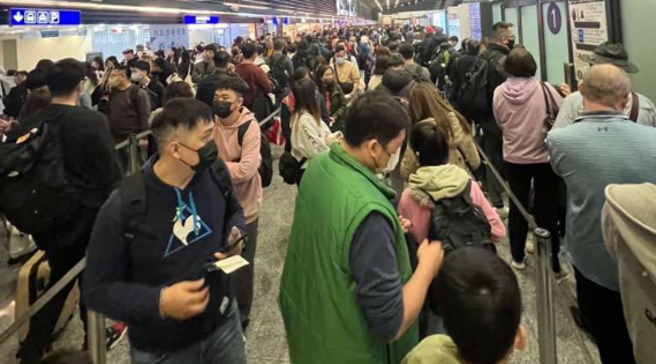 一名网友今日搭机出国，一早到桃园机场第一航厦，发现楼上、楼下都排满等通关的民眾，现场一片混乱。（图／翻摄自爆料公社）