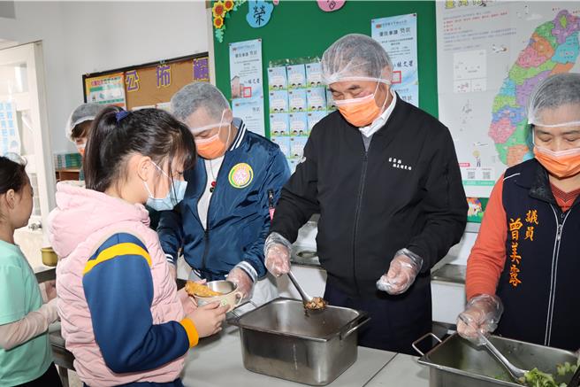 苗栗县长锺东锦等人为学童打菜。（苗栗县政府提供／李京升苗栗传真）