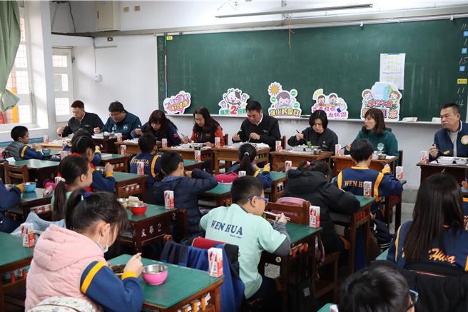 苗栗县长锺东锦与学童共餐。（苗栗县政府提供／李京升苗栗传真）