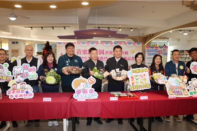 苗栗县长锺东锦关心学童营养午餐。（苗栗县政府提供／李京升苗栗传真）