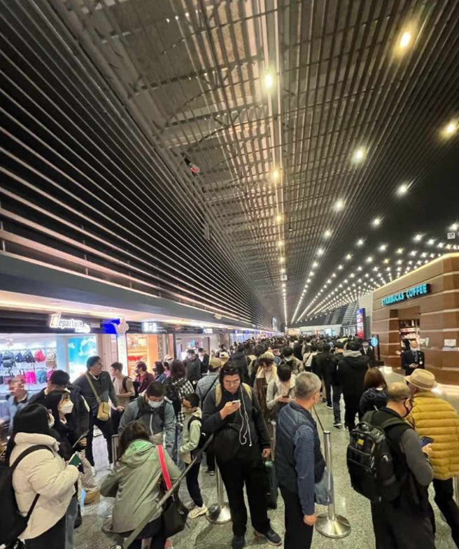 平日的桃园机场爆人潮。（图／翻摄自爆料公社）
