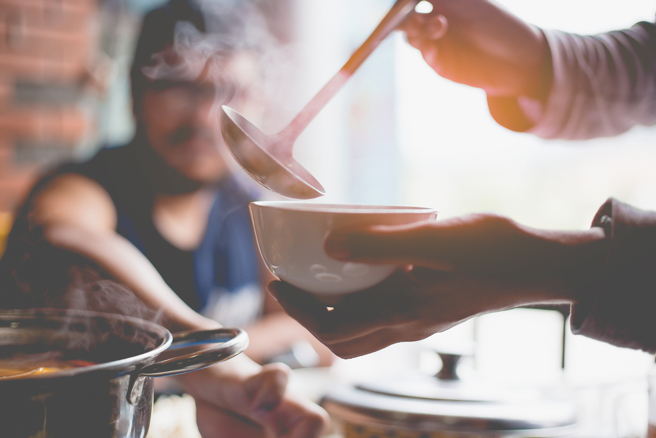 華人的飲食型態喜歡喝湯，不少人甚至會一邊吃飯一邊喝湯，看似無害的小舉動，卻恐對健康造成負面影響。（示意圖／Shutterstock）