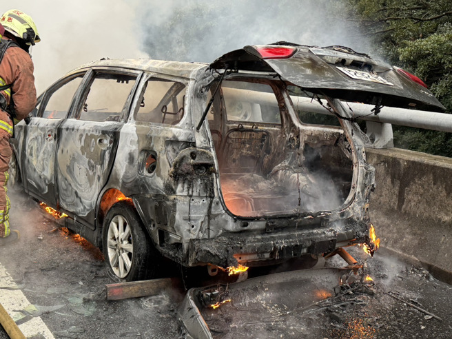 消防隊到達時，轎車已經全面燃燒，立即出水線灌救。（翻攝畫面）
