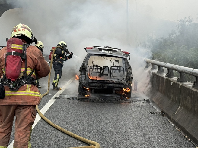 消防隊到達時，轎車已經全面燃燒，立即出水線灌救。（翻攝畫面）