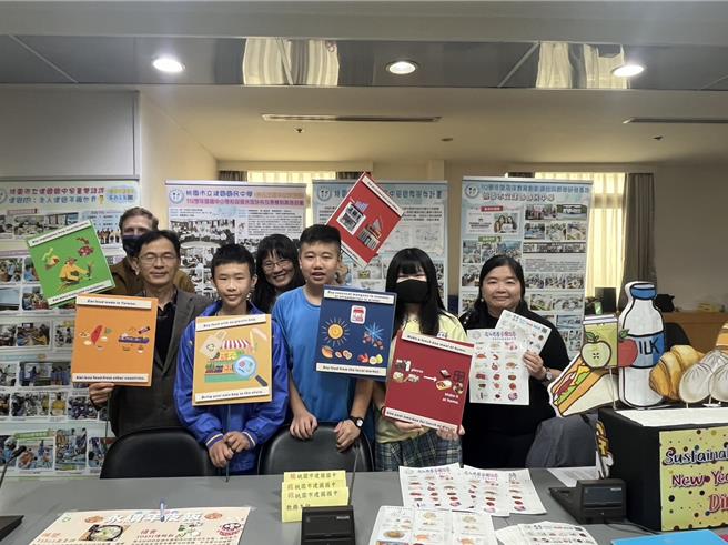 建國國中今年把寒假作業納入校本特色「國際視野」主題課程，以永續年夜飯為主題，將課堂裡所學的SDGs第2項中的「消除飢餓」落實在飲食行動中。（陳夢茹攝）
