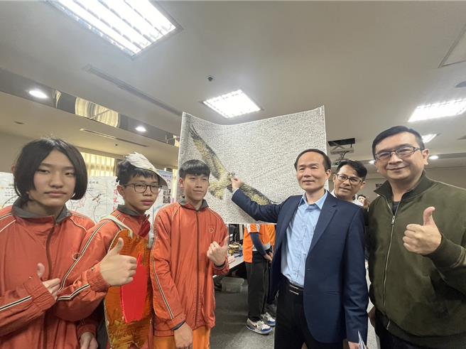 會稽國中將生態保育家課程將延續至寒假的保育健走拍攝，開學後這些照片將匯聚成1張大型老鷹海報。（陳夢茹攝）