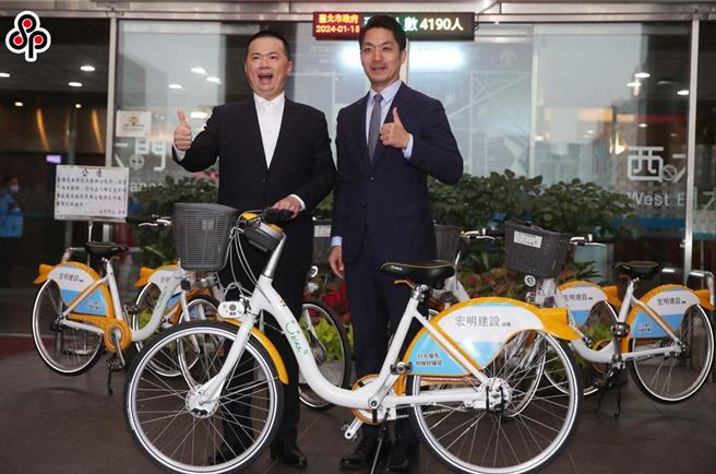 台北市長蔣萬安（右）15日公開表揚內科企業宏明建設響應市府推動內科綠運輸ESG推廣計畫，捐贈YouBike站與車輛，並且邀請宏明董事長陳啟宏（左）上台合影留念。（季志翔攝)