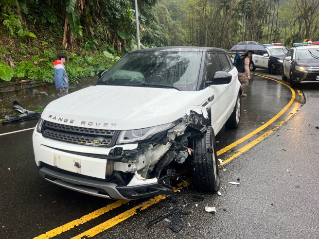 今15日上午11時許，新北市新店區華城路上發生一起車禍。（圖／警方提供）