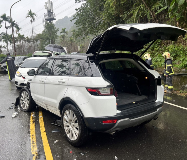 今15日上午11時許，新北市新店區華城路上發生一起車禍。（圖／警方提供）