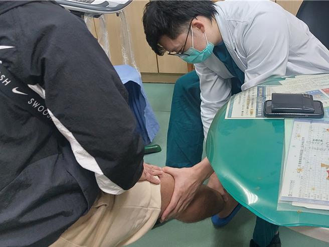 周姓男子因车祸受伤，出院后膝盖仍酸软疼痛，几乎无法走路，经检查发现膝盖软骨破损达3公分，光田综合医院骨科医师洪炜竣（右）表示，保守治疗不易有效果，加上患者希望能重拾运动习惯，建议採「自体软骨细胞移植」手术。（光田综合医院提供／张妍溱台中传真）