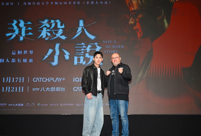 张书豪（左）在《非杀人小说》中饰演警卫，刘亮佐（右）则献出从影来最大尺度演出。（CATCHPLAY提供）