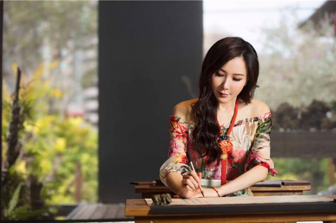 熱愛書法的蕭薔，日前受邀為胡歌的環保節目《一路前行》MV海報題字。（珍世美學慈善基金會提供）