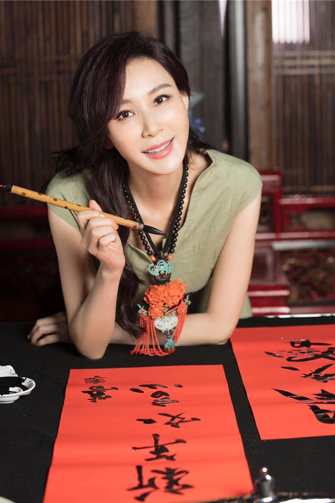 熱愛書法的蕭薔，日前受邀為胡歌的環保節目《一路前行》MV海報題字。（珍世美學慈善基金會提供）