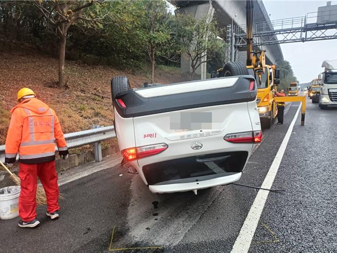 31岁李姓男子疑似变换车道不慎连撞2车造成车辆翻覆。（国道警方提供／吕筱蝉桃园传真）