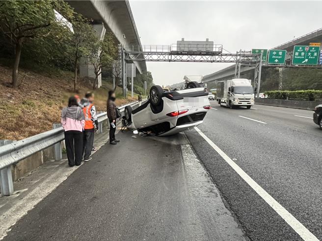 31岁李姓男子疑似变换车道不慎连撞2车造成车辆翻覆。（国道警方提供／吕筱蝉桃园传真）
