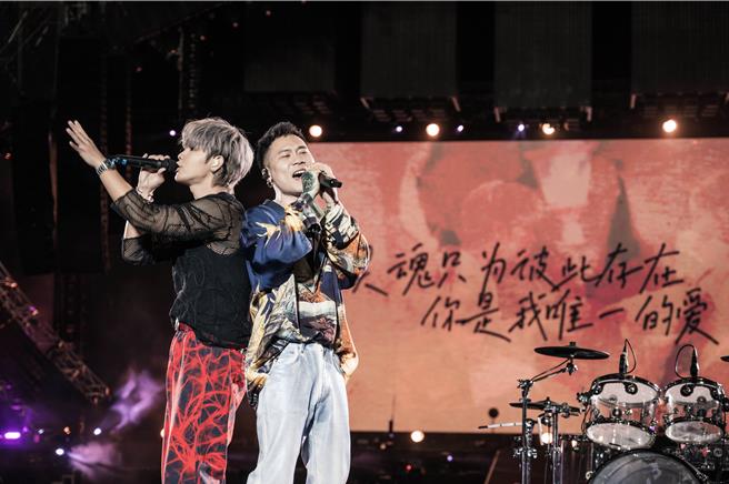 GX鼓鼓（左）和萧秉治推出新单曲〈认爱〉获得许多好成绩。（相信音乐提供）