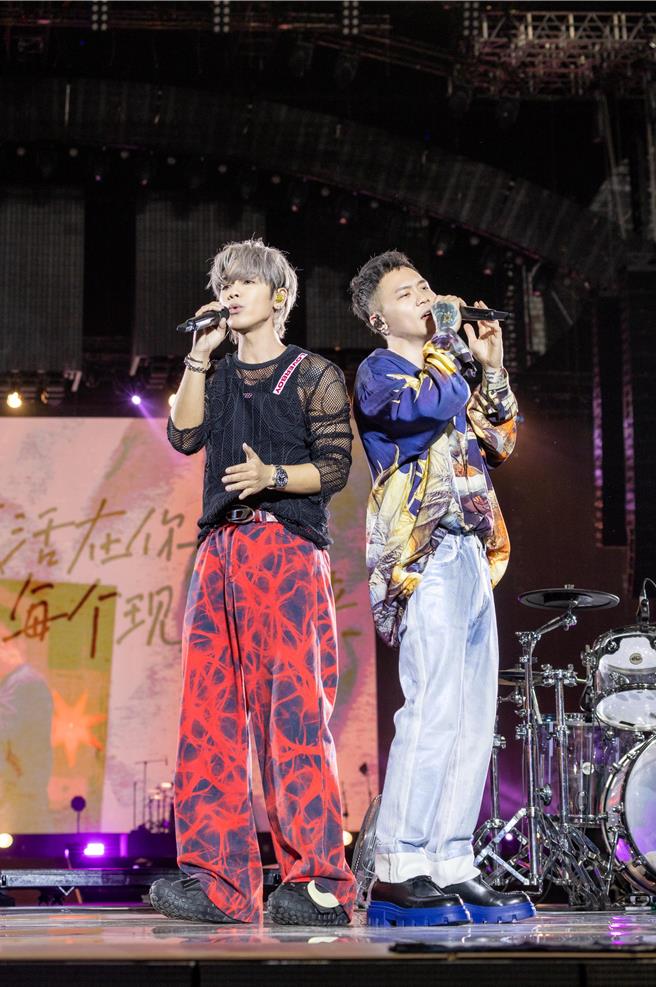 GX鼓鼓（左）和萧秉治推出新单曲〈认爱〉获得许多好成绩。（相信音乐提供）