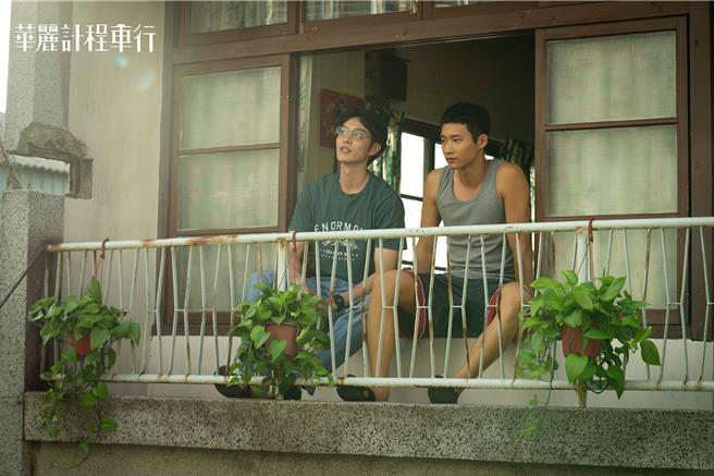 曹佑寧（左）与黄冠智饰演兄弟檔。（华视、LINE TV提供）