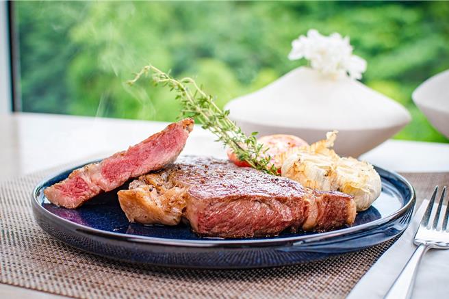 新北饭店推出「回馈好厝边」活动，1月31日前，新北市民周间到「河畔餐厅」用餐，两人同行，午、晚餐享第2位半价。(将捷金郁金香酒店提供)