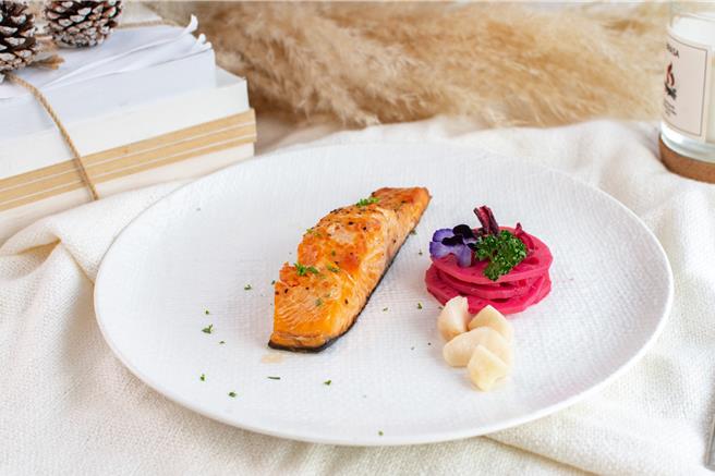「挪威鲑鱼佐腌渍嫩姜」特选新鲜挪威鲑鱼煎到香酥，以适量调味带出鱼肉鲜甜，搭配酒店自制腌渍嫩姜，口感清爽。(将捷金郁金香酒店提供)