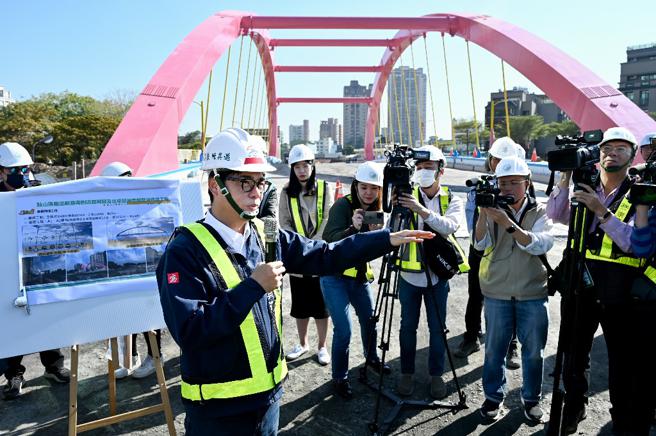 陈其迈前往龙德河堤新桥及龙德路工程视察施工进度并听取新工处简报（图片来源：高雄市新闻局提供）
