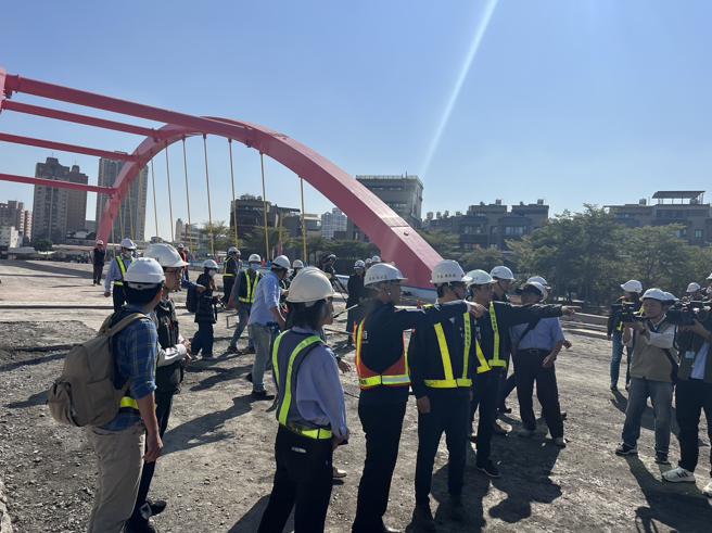 龙德新路拓宽后，再启动龙德新路东延工程，同时新辟新德路至博爱路道路及东延市地重划区开发计画接通至民族路，疏解大顺一路车流（图片来源：高雄市工务局提供）