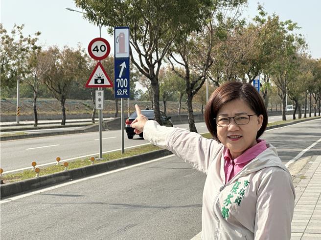 台中大里环河路慢车道限速40公里，日前有民眾赶载母亲就医超速，被罚1.2万、记3点并吊扣牌照半年；市议员张芬郁15日说，该测速杆去年开罚1万1758件，测速非改善交通安全唯一手段，盼拟改善方法。交通局说，将再与相关单位研议，提醒民眾可办理线上申诉作业。（张芬郁团队提供／潘虹恩台中传真）