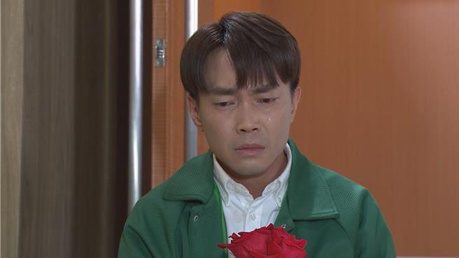 許仁杰劇中買花想要挽回女友。（民視提供）